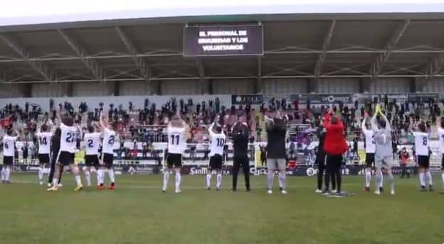 Jugadores y afición del Burgos celebran una nueva victoria en El Plantío.