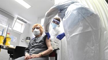 Madrid empieza a vacunar en su casa a grandes dependientes sin movilidad