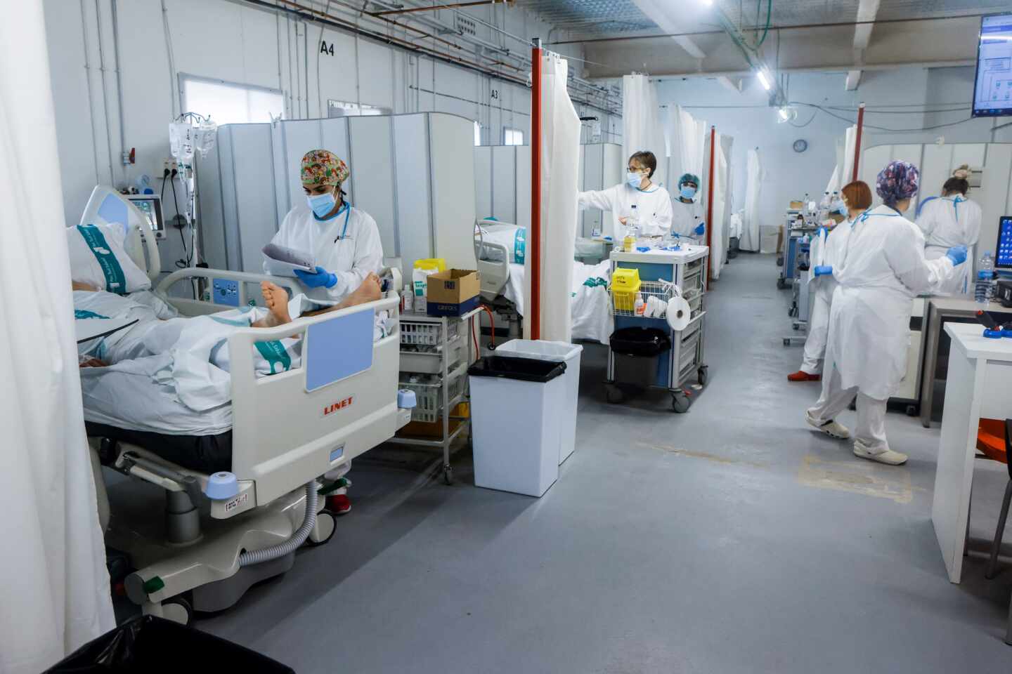 Personal sanitario del Hospital Parc Taulí de Sabadell (Barcelona) trabaja en la UCI para enfermos de Covid-19.
