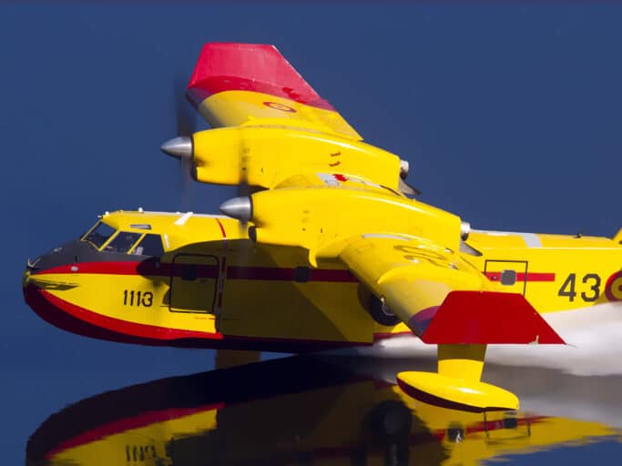 Un Canadair carga agua en un embalse.