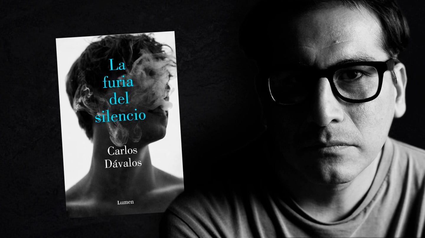 Imagen de Carlos Dávalos con la portada de su libro La furia del silencio