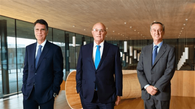 Jaime Guardiola, consejero delegado de Sabadell, junto a César González-Bueno, que le sustituirá en el cargo, y Josep Oliu, actual presidente de la entidad. Jaime Guardiola, consejero delegado de Sabadell, junto a César González-Bueno, que le sustituirá en el cargo, y Josep Oliu, actual presidente de la entidad.