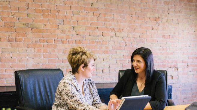 Dos mujeres en una reunión laboral