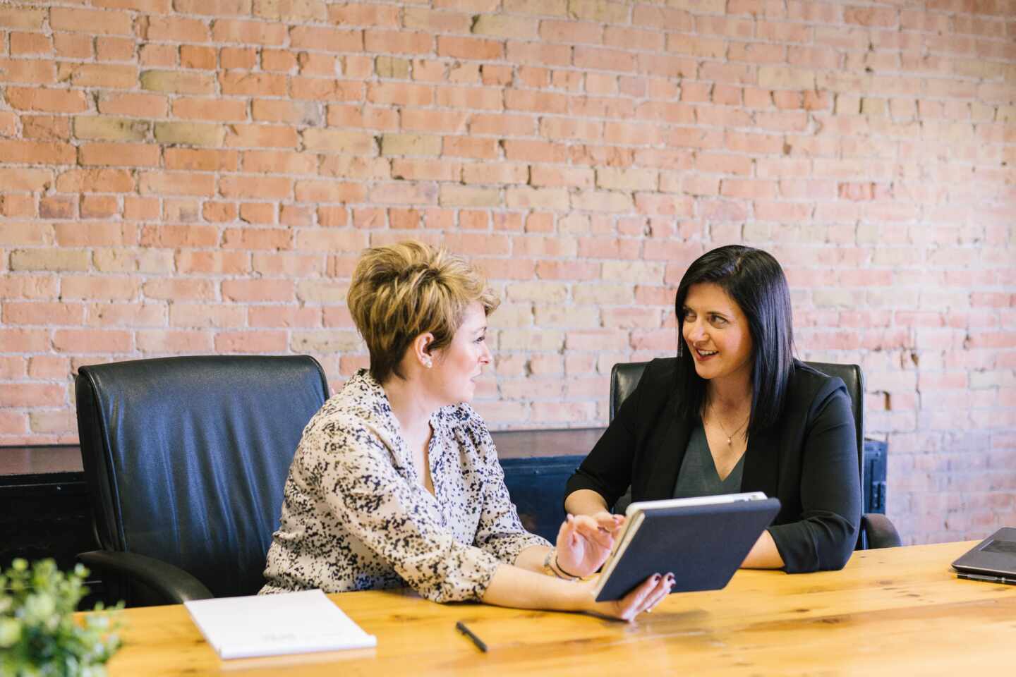 Dos mujeres en una reunión laboral