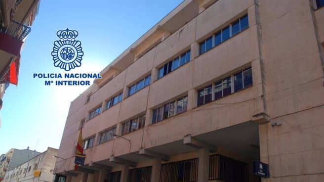 Detienen a dos policías nacionales por dar una paliza a un hombre y a su hija en Linares Comisaría de la Policía Nacional en Linares, Jaén.
