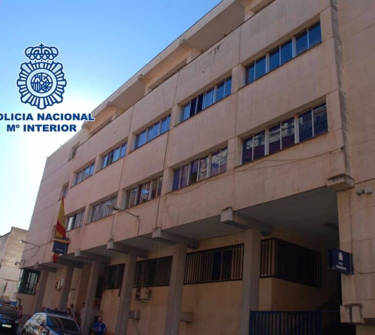 Detienen a dos policías nacionales por dar una paliza a un hombre y a su hija en Linares
