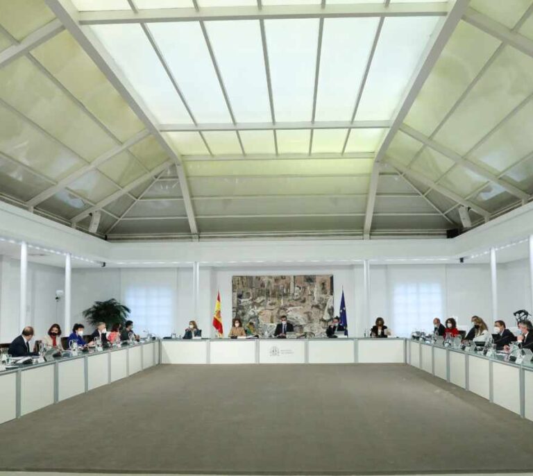 El Gobierno compra mascarillas 22 veces por debajo del precio máximo que fijó