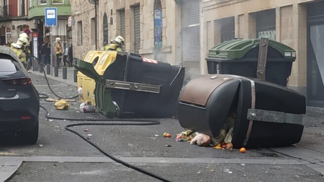 Contenedores quemados al término de la manifestación por Pablo Hasel en Bilbao.