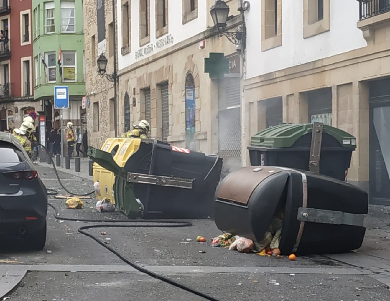 Contenedores quemados al término de la manifestación por Pablo Hasel en Bilbao.