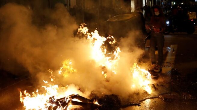 Contenedores ardiendo en el centro de Barcelona.