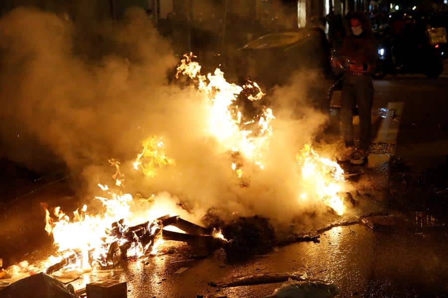 Contenedores ardiendo en el centro de Barcelona.