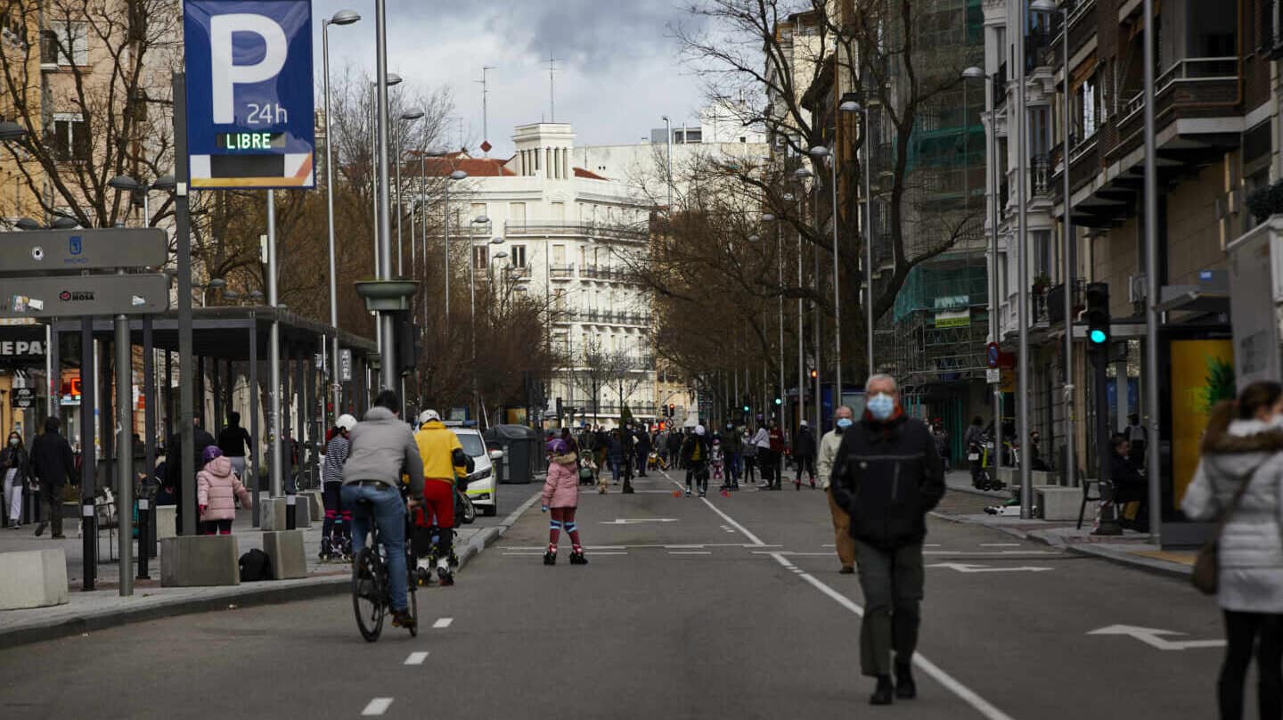Varias personas pasean por la calle Fuencarral de Madrid.