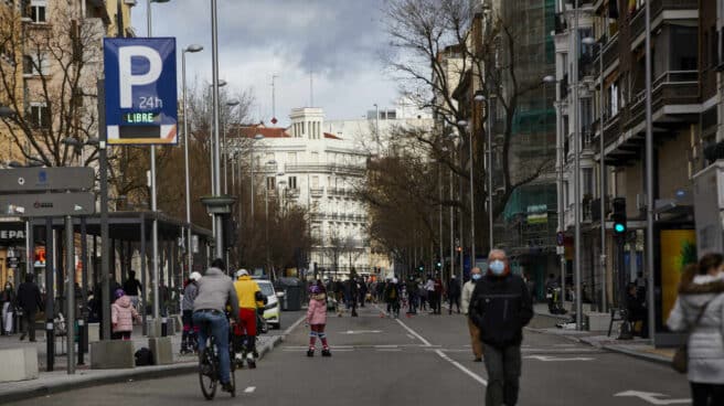 Varias personas pasean por la calle Fuencarral de Madrid.