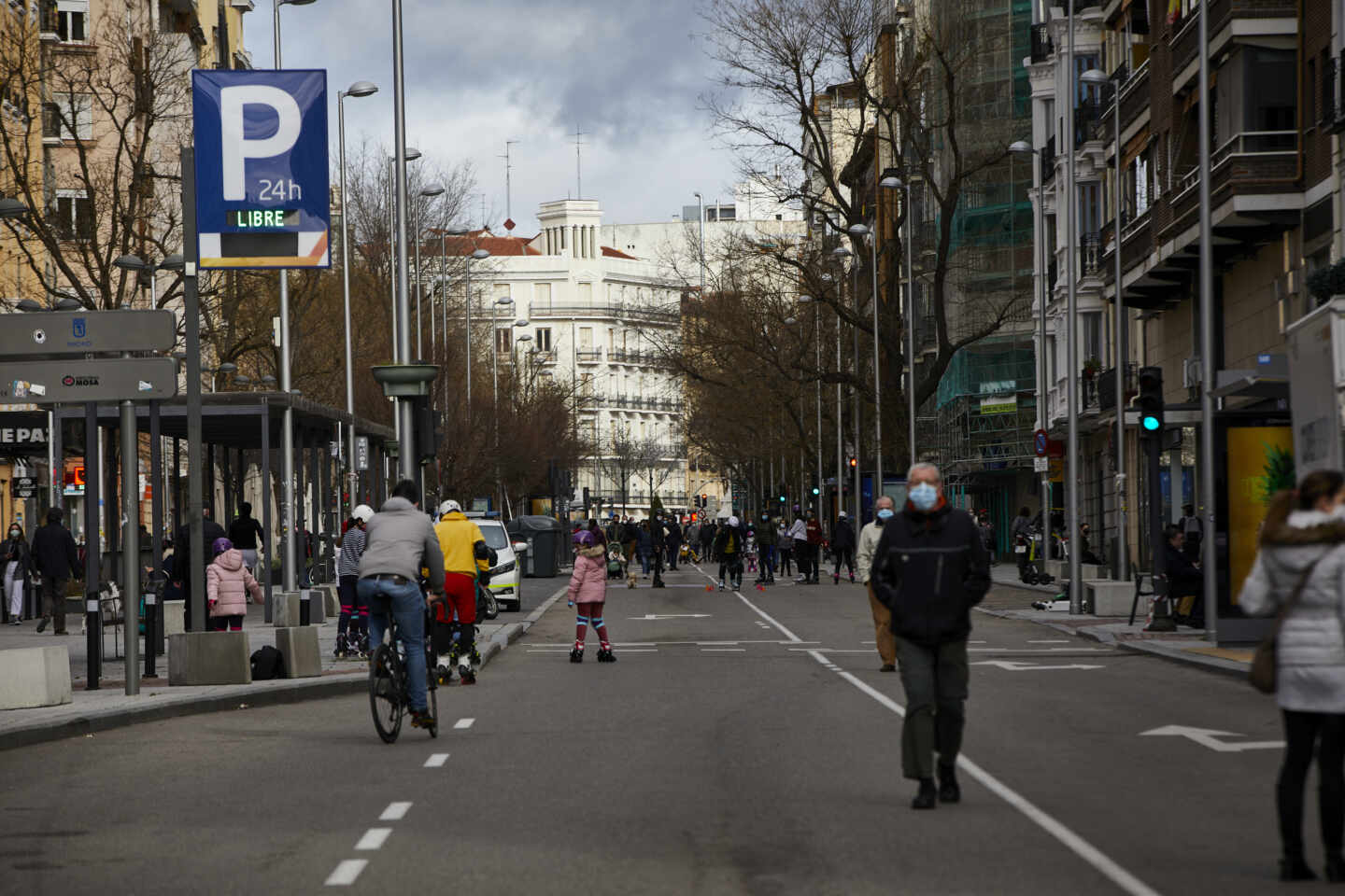 Varias personas pasean por la calle Fuencarral de Madrid.