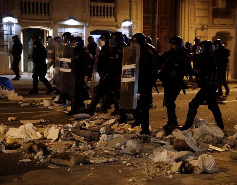 "Es una vergüenza que los políticos defiendan más a los violentos que a la policía"