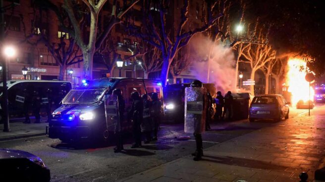 Agentes antidisturbios actúan tras una concentración en apoyo a Pablo Hasél, en Lérida.