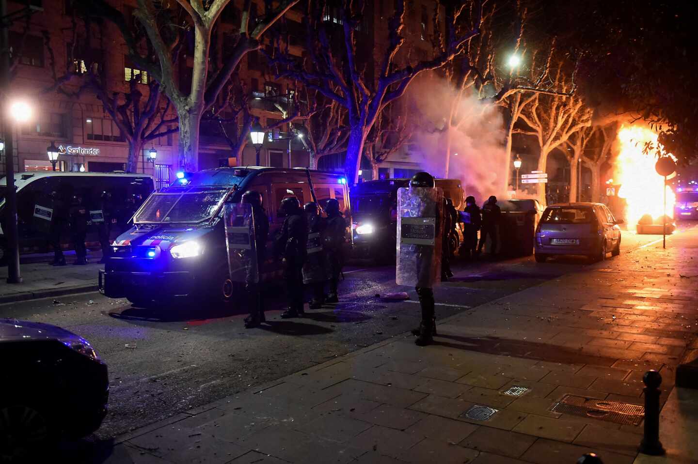 Agentes antidisturbios actúan tras una concentración en apoyo a Pablo Hasél, en Lérida.