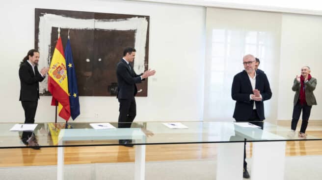 Iglesias y Sánchez con los líderes de CCOO (Unai Sordo) y UGT (José María Álvarez) en La Moncloa.