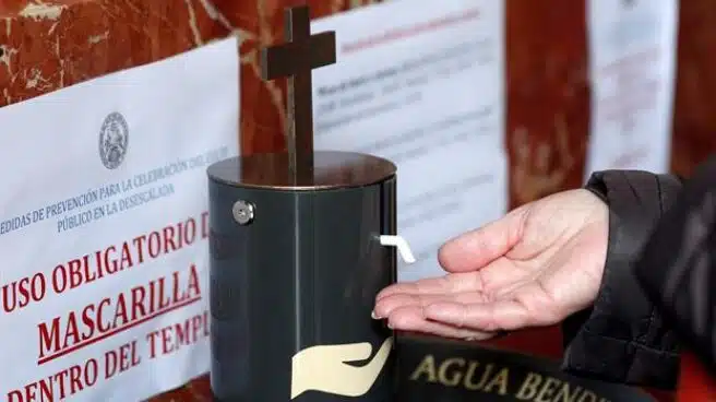 Una empresa crea dispensadores de agua bendita para evitar contagios en iglesias