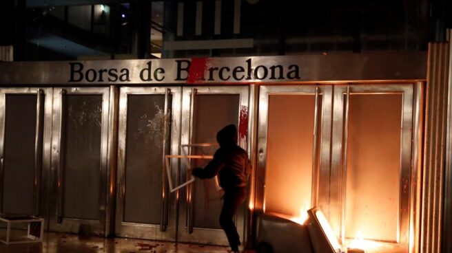 Un manifestante a las puertas de la Bolsa de Barcelona. Un manifestante a las puertas de la Bolsa de Barcelona.