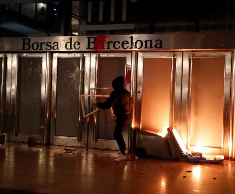 Iglesias y Sánchez a la luz de las llamas