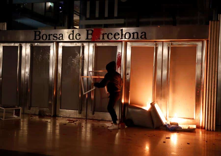 Un manifestante a las puertas de la Bolsa de Barcelona.