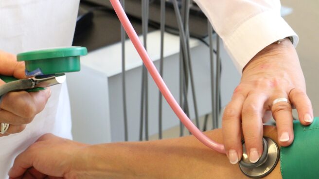 Un paciente se mide la presión arterial.