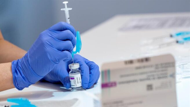 Una enfermera extrae una dosis de la vacuna de AstraZeneca.