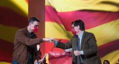 El presidente del Gobierno, Pedro Sánchez; y el líder del PSC y ganador de las elecciones en Cataluña, Salvador Illa.