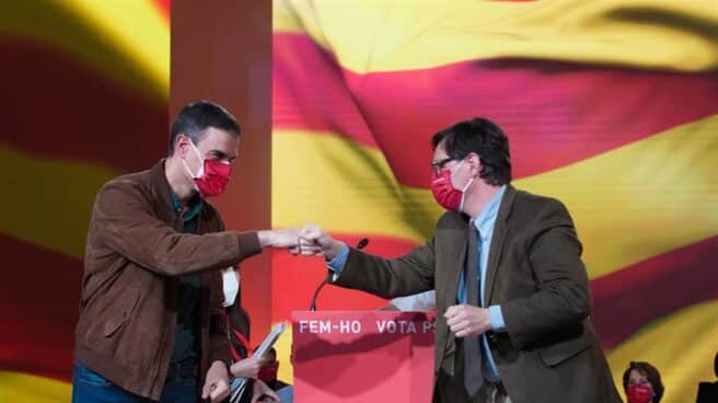 El presidente del Gobierno, Pedro Sánchez; y el líder del PSC y ganador de las elecciones en Cataluña, Salvador Illa.