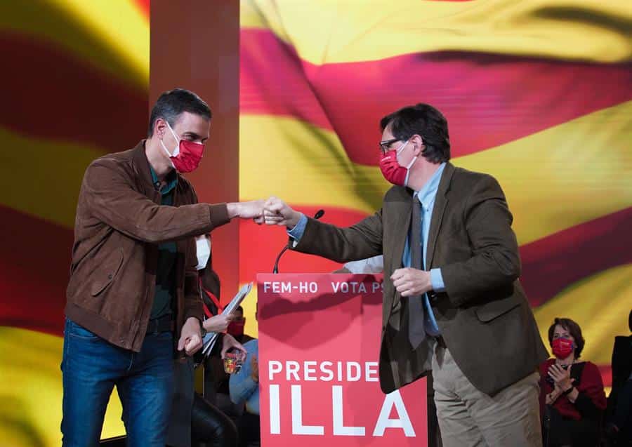 El presidente del Gobierno, Pedro Sánchez; y el líder del PSC y ganador de las elecciones en Cataluña, Salvador Illa.