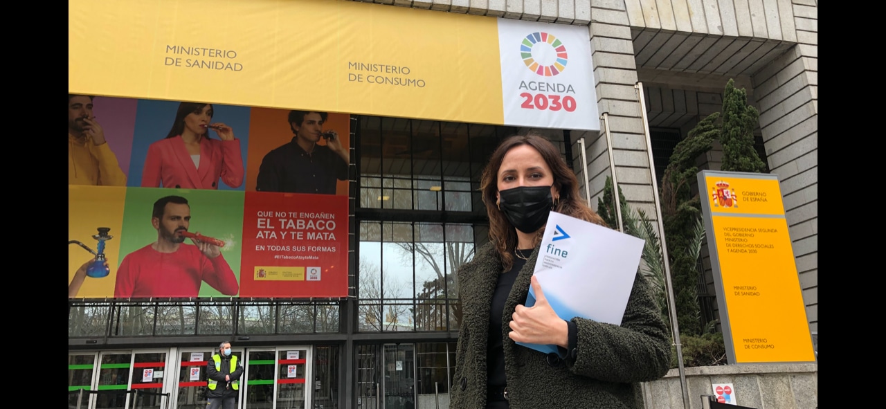 Elena Díaz, presidenta de FINE, frente al Ministerio de Sanidad.