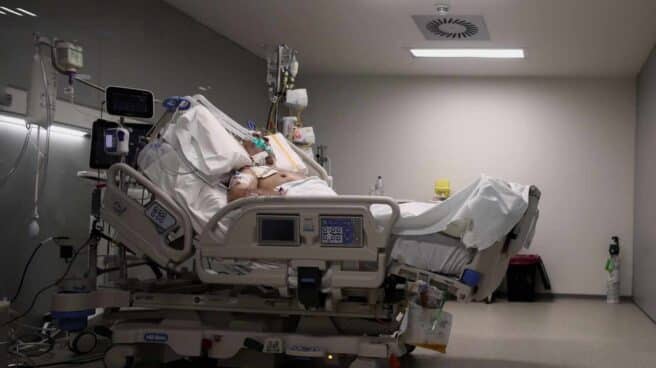 Un enfermo de coronavirus en una cama del Hospital Isabel Zendal