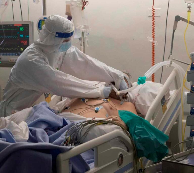 España registra 31.596 nuevos contagios pero la incidencia cae a los 815 casos