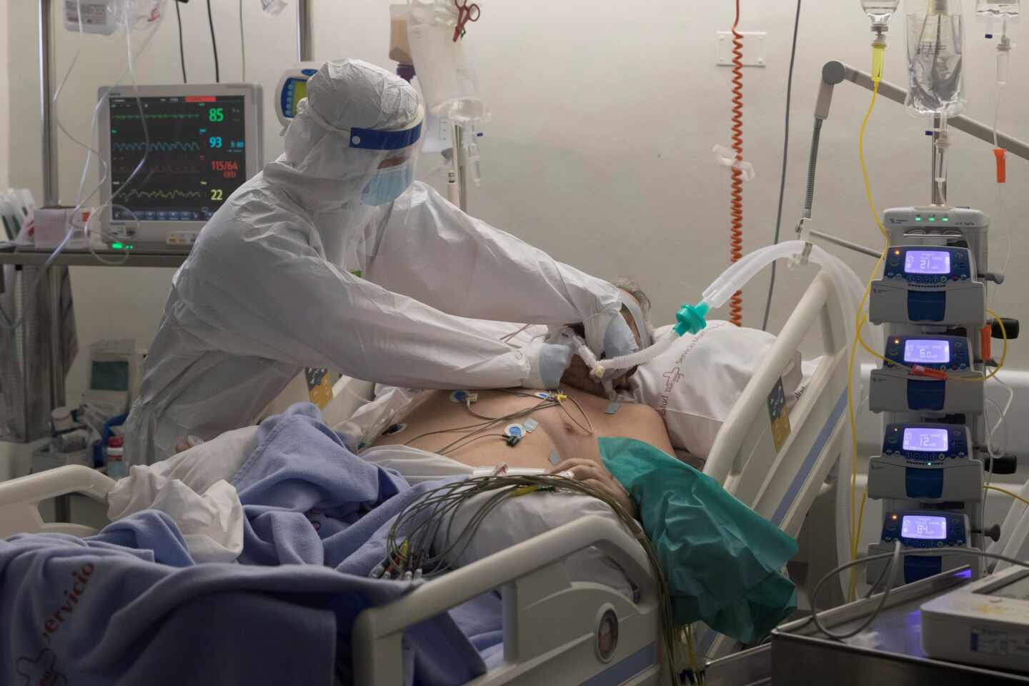 Un enfermero de la Unidad de Cuidados Intensivos del Hospital Morales Meseguer de Murcia atiende a un paciente ingresado por Covid.