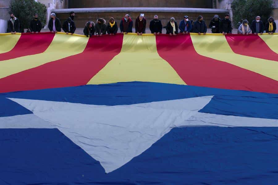 Miembros de la ANC despliegan una estelada en el centro de Barcelona.