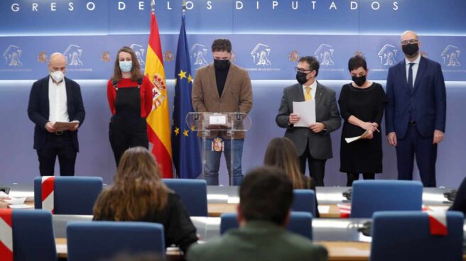 Gabriel Rufián, Néstor Rego, Mireia Vehí, Mertxe Aizpurua, Genis Boadella y Jaume Alonso-Cuevillas, en el Congreso.