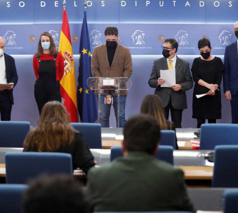 Los socios del Gobierno se niegan a usar el castellano en el Congreso y piden romper con el "régimen del 78"