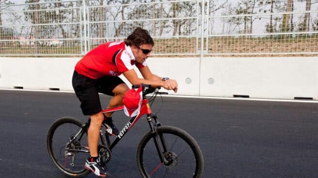 Fernando Alonso monta en bicicleta en un circuito de Fórmula 1 en Seúl.