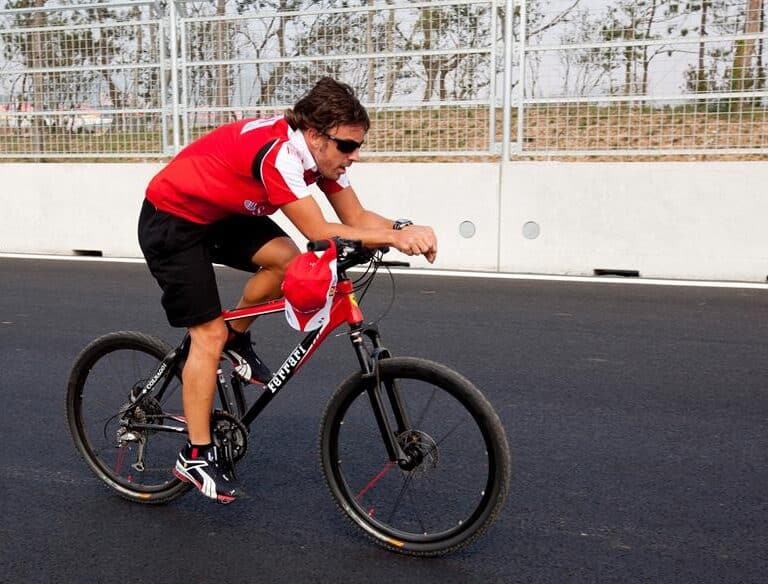 El susto de Fernando Alonso en Lugano: así fue el accidente del que evoluciona sin complicaciones