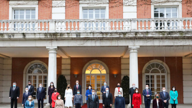 Foto de familia del Gobierno de coalición del PSOE y Unidas Podemos tras la salida de Illa y la llegada de Iceta.
