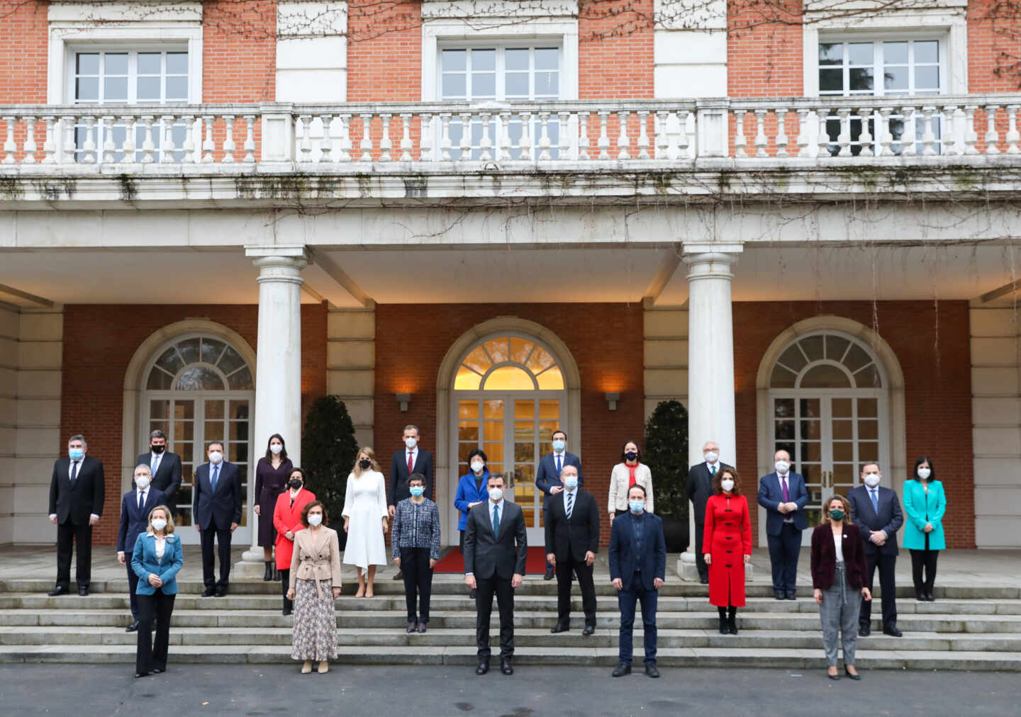 Foto de familia del Gobierno de coalición del PSOE y Unidas Podemos tras la salida de Illa y la llegada de Iceta.