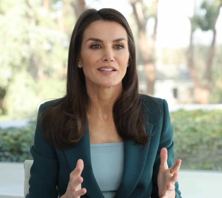 La reina Letizia estrena agenda del 2022, abrigo y (le sugerimos) nuevos propósitos