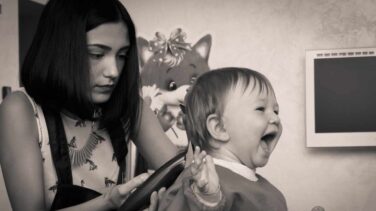 Una madre pasa 20 horas quitándole a su hija 150 juguetes que se le habían enganchado en el pelo
