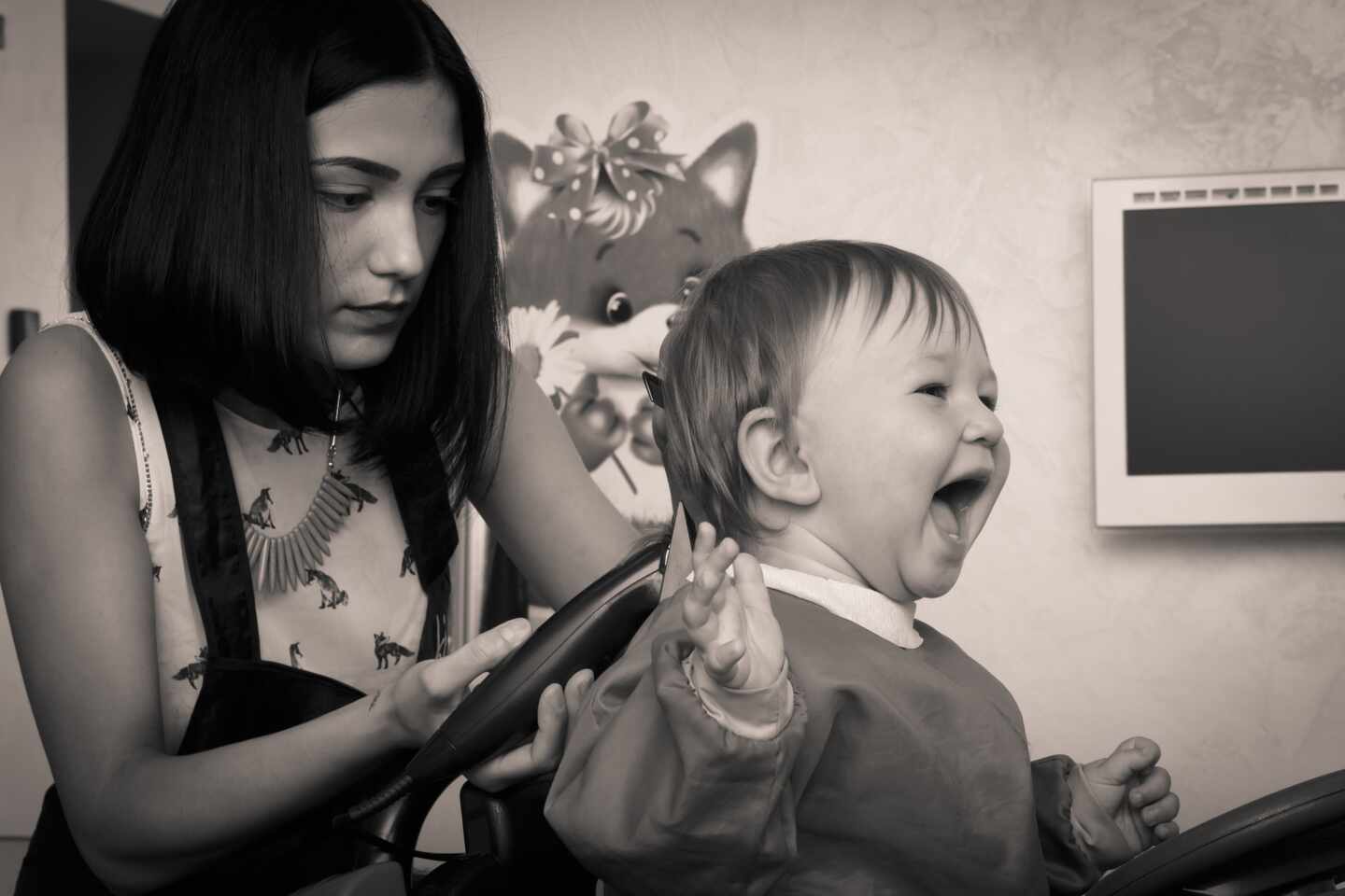 Una madre pasa 20 horas quitándole a su hija 150 juguetes que se le habían enganchado en el pelo