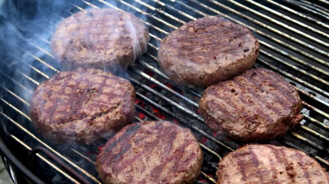 Hamburguesas en una barbacoa.