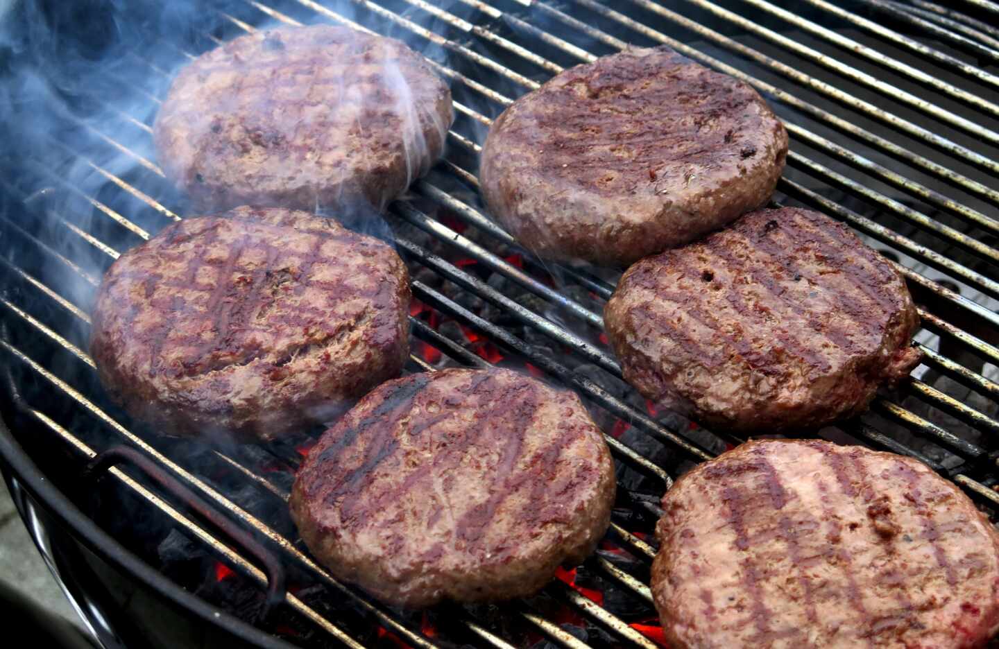 Hamburguesas en una barbacoa.