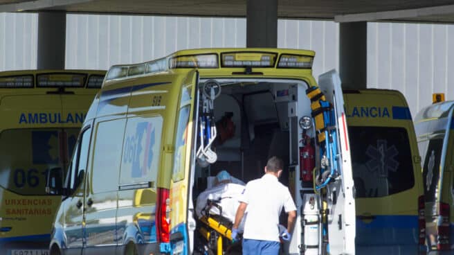 Operario del servicio de urgencias gallego introduce a un paciente en la ambulancia.