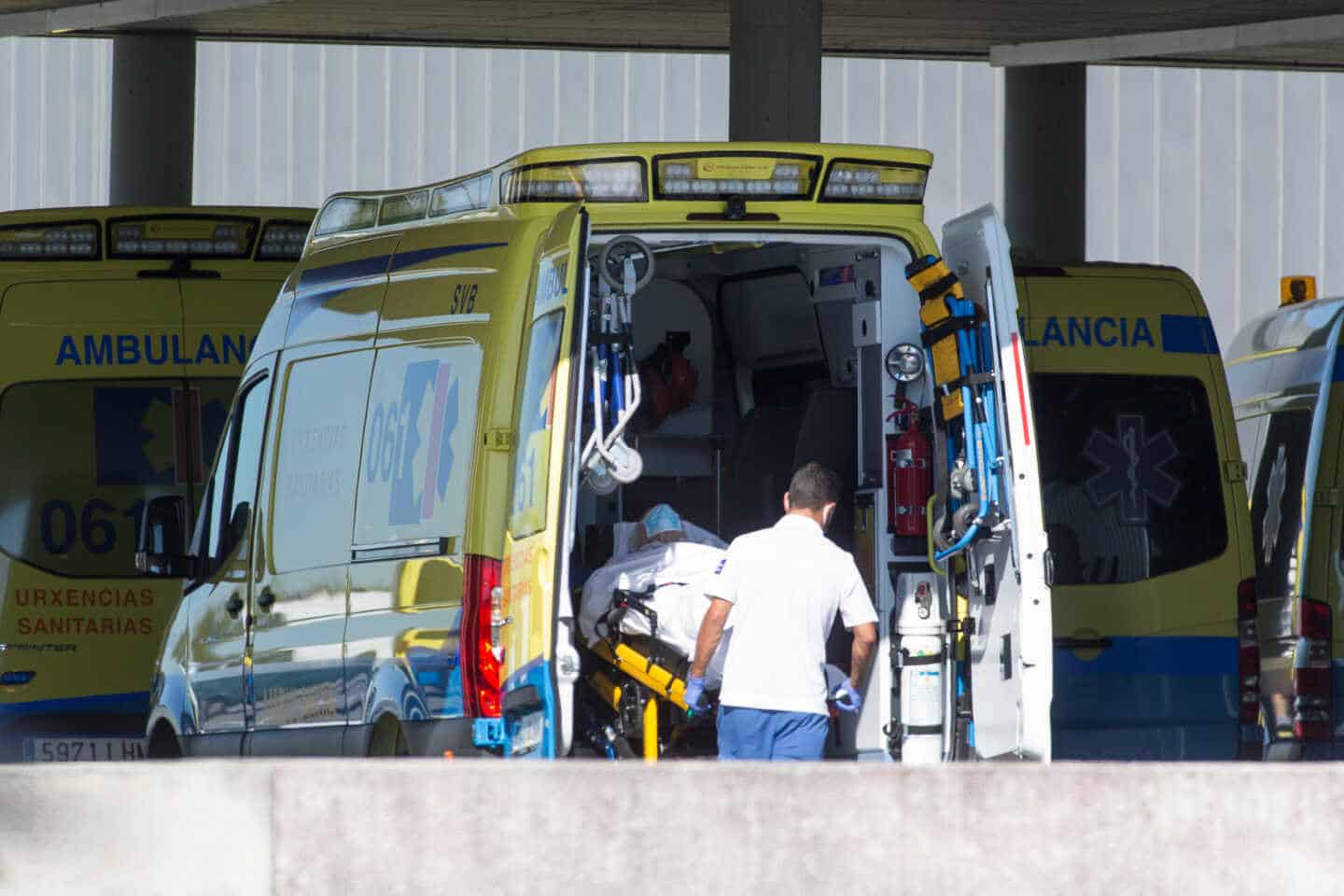 Operario del servicio de urgencias gallego introduce a un paciente en la ambulancia.