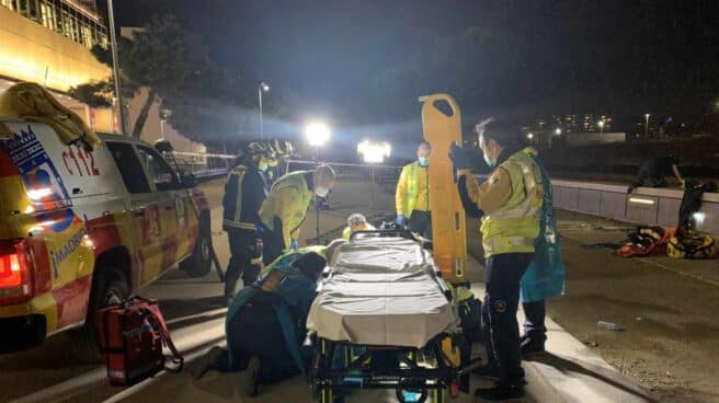 Los servicios de Emergencias Madrid atienden en el suelo al hombre herido tras caer al río Manzanares